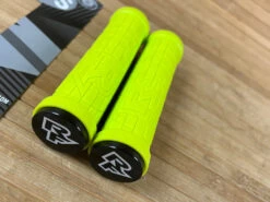 Race Face Grippler Lock On Griffe Neongelb 33mm -Reverse Verkäufe IMG 6942 3c4110b9 ab3e 4ada bbbd 153b013d504e