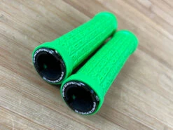 Race Face Grippler Lock On Griffe Grün 33mm -Reverse Verkäufe IMG 6952 1b49dc52 e0d0 4e3d b9e3 78fcda77352c