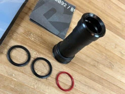 Race Face Pressfit BB92 30mm Innenlager Cinch EXT Seal -Reverse Verkäufe IMG 7118 422ce7cc 6abc 4502 b7a3 15b525c4b020