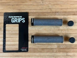 Race Face Half Nelson Lock On Griffe Grey