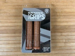 Race Face Grippler Lock On Griffe Gum 30mm -Reverse Verkäufe IMG 7127 65ee5ed8 b847 421b 8353 47bfe2230110