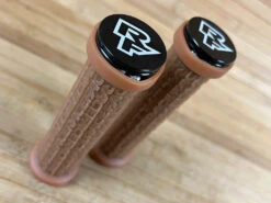 Race Face Grippler Lock On Griffe Gum 30mm -Reverse Verkäufe IMG 7132 60d1f82c e9d4 4443 80bc 423397213eb8