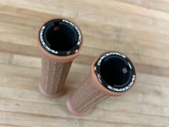 Race Face Grippler Lock On Griffe Gum 30mm -Reverse Verkäufe IMG 7133 63432c1f 39ff 4872 a27b f7902f666f36