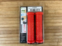 Race Face Grippler Lock On Griffe Red 30mm -Reverse Verkäufe IMG 7138 5f5a4bf5 0070 4220 be88 e7a94cbcc48e