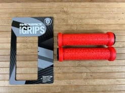 Race Face Grippler Lock On Griffe Red 30mm
