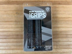 Race Face Grippler Lock On Griffe Black 33mm -Reverse Verkäufe IMG 7143 a6667f29 cd42 4040 acab 743ab8f03f1f