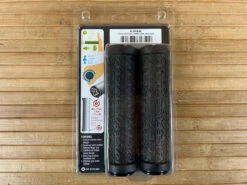 Race Face Grippler Lock On Griffe Black 33mm -Reverse Verkäufe IMG 7144 2c137356 80ad 4a4b 815a 59c3f8e769a3