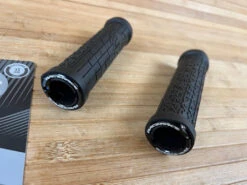 Race Face Grippler Lock On Griffe Black 33mm -Reverse Verkäufe IMG 7148 39d264f1 d58f 47d8 ac7f af4429b83980