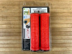 Race Face Grippler Lock On Griffe Red 33mm -Reverse Verkäufe IMG 7150 2f24cf63 cb5a 4358 bba9 62efd934ac8e