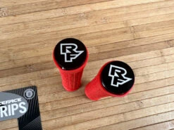 Race Face Grippler Lock On Griffe Red 33mm -Reverse Verkäufe IMG 7152 805c265f af2a 46a4 988b aa02692fd85e