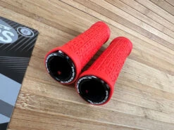 Race Face Grippler Lock On Griffe Red 33mm -Reverse Verkäufe IMG 7154 59fb557a e15b 4b26 9107 b883801dc248