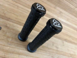 Race Face Grippler Lock On Griffe Black 30mm -Reverse Verkäufe IMG 7159