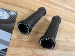 Race Face Grippler Lock On Griffe Black 30mm -Reverse Verkäufe IMG 7160 e43b8364 a2d0 4d70 a063 b8ebbb394236