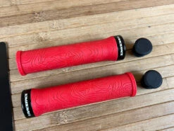 Race Face Half Nelson Lock On Griffe Red 10 Race Face Half Nelson Lock On Griffe Red -Reverse Verkäufe IMG 7165 7bed912c dd13 4e51 b303 581fd3adefac