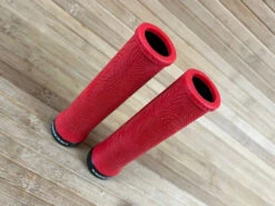 Race Face Half Nelson Lock On Griffe Red 12 Race Face Half Nelson Lock On Griffe Red -Reverse Verkäufe IMG 7166 97db6484 1d19 46cb 827b 8a439ce45c9c