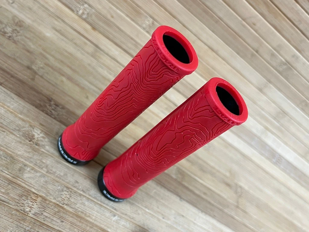 Race Face Half Nelson Lock On Griffe Red 6 Race Face Half Nelson Lock On Griffe Red – Bild 4