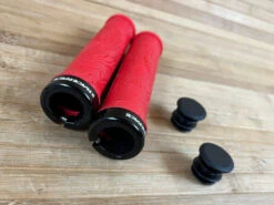 Race Face Half Nelson Lock On Griffe Red 11 Race Face Half Nelson Lock On Griffe Red -Reverse Verkäufe IMG 7167 ac920241 b1d4 4b92 adb5 c329ad99eba8