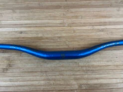 Race Face Atlas Lenker Blue 820mm / 35mm / 35mm Rise 9 Race Face Atlas Lenker Blue 820mm / 35mm / 35mm Rise -Reverse Verkäufe IMG 7181 9ded3bd7 9a62 4154 adf9 f6001ac71f59