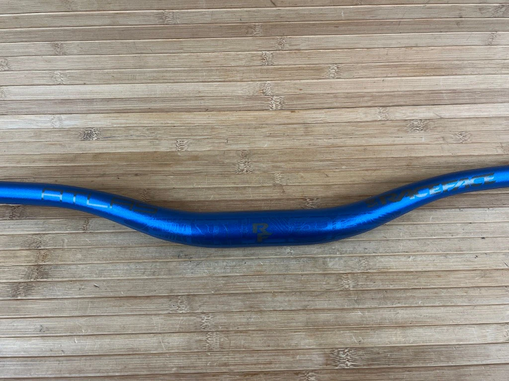 Race Face Atlas Lenker Blue 820mm / 35mm / 35mm Rise 4 Race Face Atlas Lenker Blue 820mm / 35mm / 35mm Rise – Bild 2