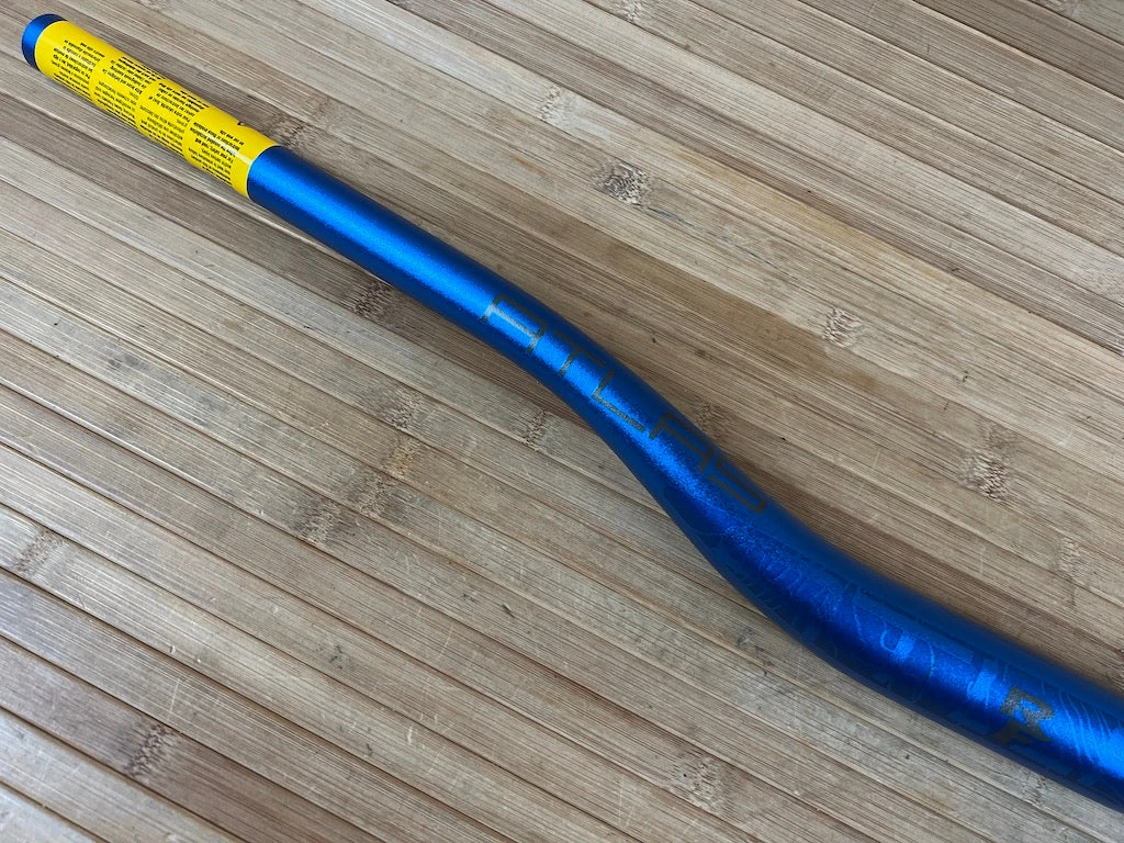 Race Face Atlas Lenker Blue 820mm / 35mm / 35mm Rise 5 Race Face Atlas Lenker Blue 820mm / 35mm / 35mm Rise – Bild 3