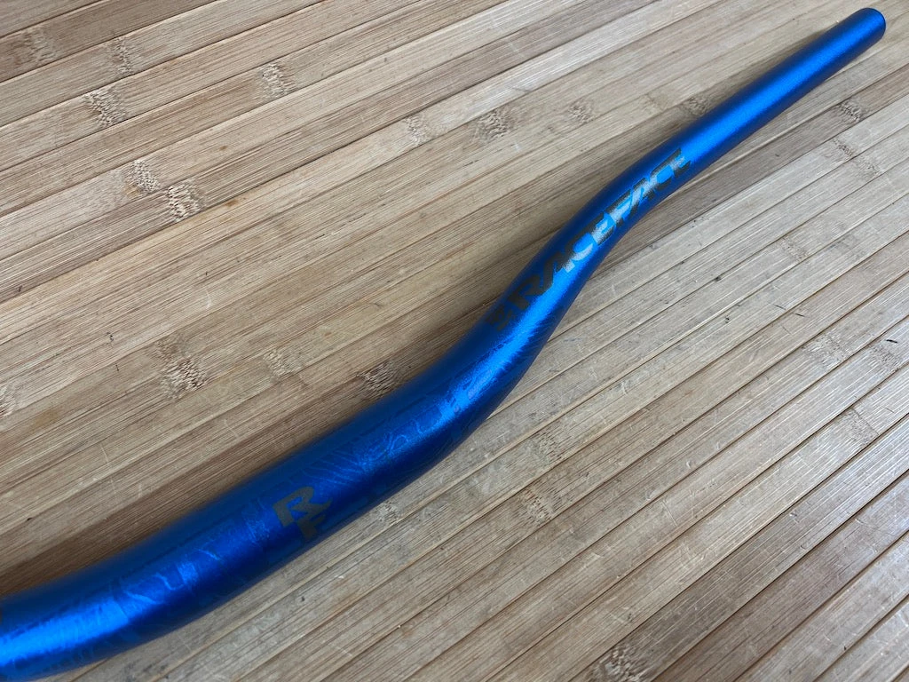 Race Face Atlas Lenker Blue 820mm / 35mm / 35mm Rise 6 Race Face Atlas Lenker Blue 820mm / 35mm / 35mm Rise – Bild 4