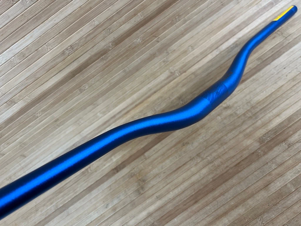 Race Face Atlas Lenker Blue 820mm / 35mm / 35mm Rise 7 Race Face Atlas Lenker Blue 820mm / 35mm / 35mm Rise – Bild 5