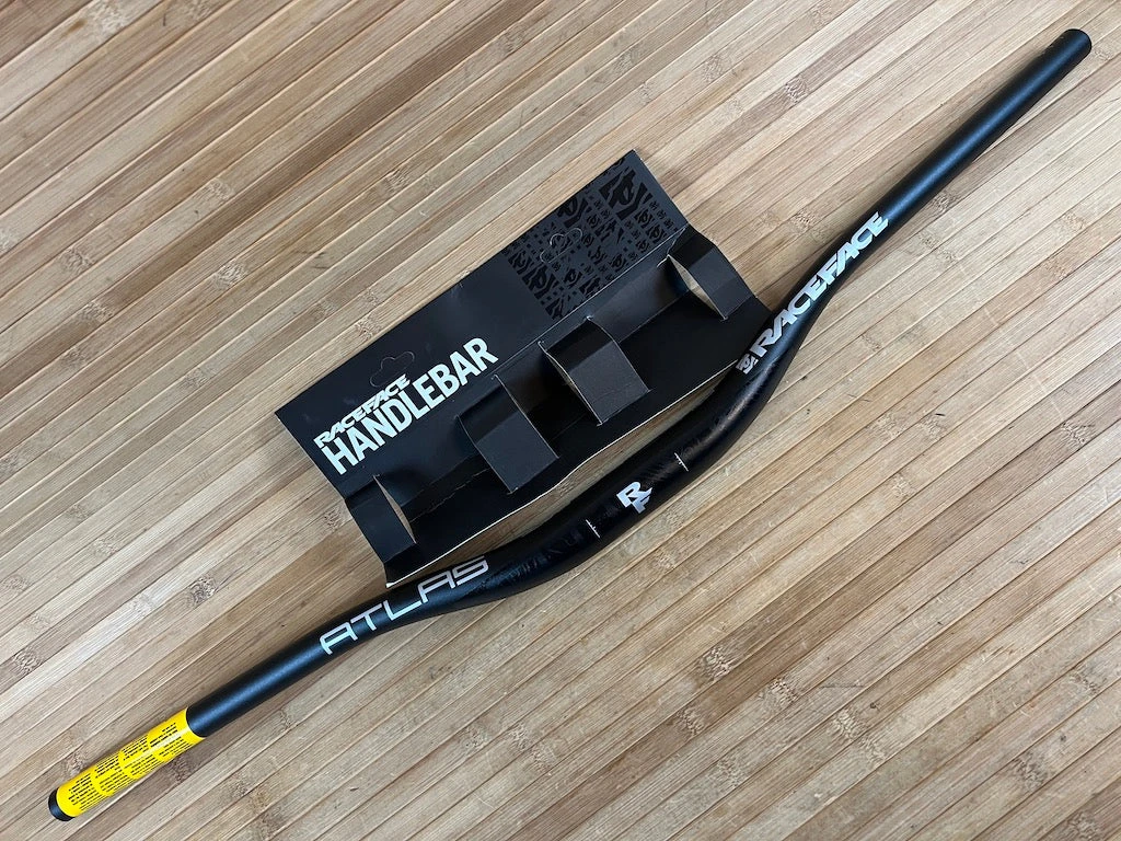 Race Face Atlas Lenker Black 820mm / 35mm / 35mm Rise 3 Race Face Atlas Lenker Black 820mm / 35mm / 35mm Rise
