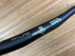 Race Face Atlas Lenker Black 820mm / 35mm / 35mm Rise 9 Race Face Atlas Lenker Black 820mm / 35mm / 35mm Rise -Reverse Verkäufe IMG 7188 fd13675b c65e 4348 9081 0f12528350c6