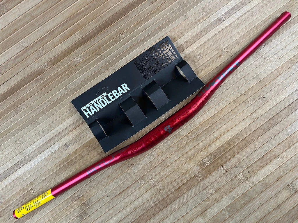 Race Face Atlas Lenker Red 820mm / 35mm / 20mm Rise 3 Race Face Atlas Lenker Red 820mm / 35mm / 20mm Rise