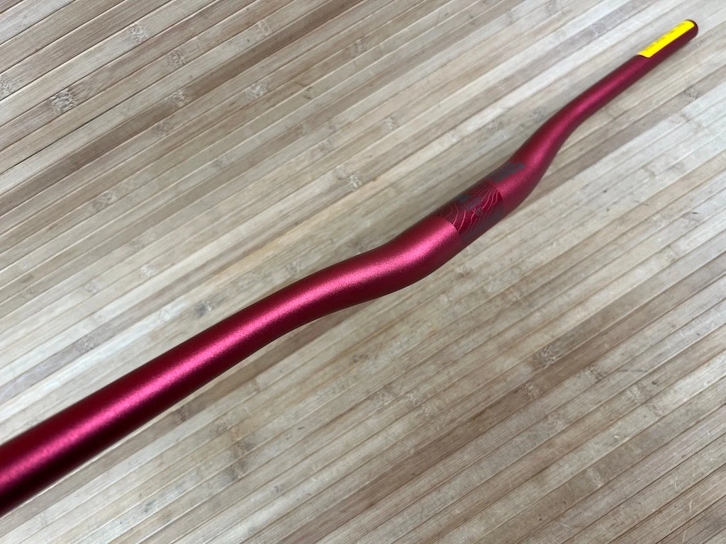 Race Face Atlas Lenker Red 820mm / 35mm / 20mm Rise 6 Race Face Atlas Lenker Red 820mm / 35mm / 20mm Rise – Bild 4