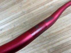 Race Face Atlas Lenker Red 820mm / 35mm / 20mm Rise 12 Race Face Atlas Lenker Red 820mm / 35mm / 20mm Rise -Reverse Verkäufe IMG 7201 21e89ea3 907d 43a3 a20c cdcd0590d41d