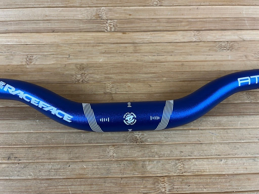 Race Face Atlas Lenker Blue 785mm / 31,8mm / 1.25" 4 Race Face Atlas Lenker Blue 785mm / 31,8mm / 1.25" – Bild 2