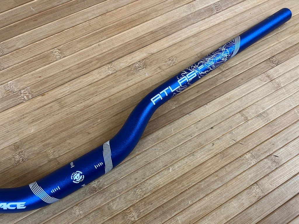 Race Face Atlas Lenker Blue 785mm / 31,8mm / 1.25" 6 Race Face Atlas Lenker Blue 785mm / 31,8mm / 1.25" – Bild 4