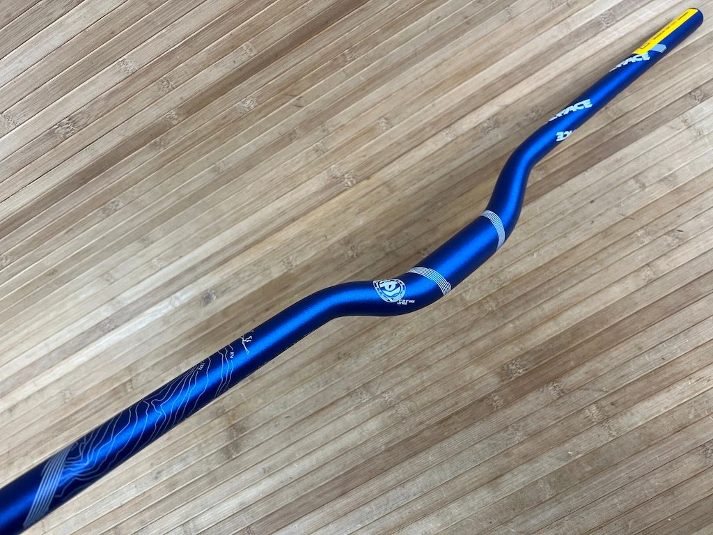 Race Face Atlas Lenker Blue 785mm / 31,8mm / 1.25" 9 Race Face Atlas Lenker Blue 785mm / 31,8mm / 1.25" – Bild 7