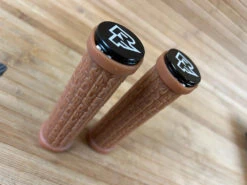 Race Face Grippler Lock On Griffe Gum 33mm -Reverse Verkäufe IMG 7612 554a6ac9 c72f 44e2 a8f2 20564e55d731