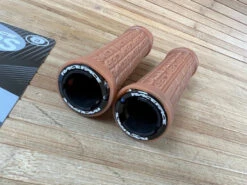 Race Face Grippler Lock On Griffe Gum 33mm -Reverse Verkäufe IMG 7613 8afbaf41 14d7 40e1 997c 3decba0633bf