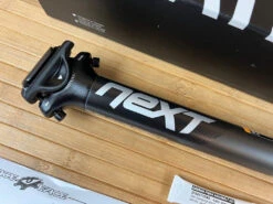 Race Face Next Sattelstütze 30,9mm / 400mm Black Carbon -Reverse Verkäufe IMG 7655 4072bc3c 340f 4e2e bbd9 e54fb20d0446