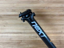 Race Face Next Sattelstütze 30,9mm / 400mm Black Carbon -Reverse Verkäufe IMG 7656 45fc1503 3536 4e16 b6ee 68bb9582da10