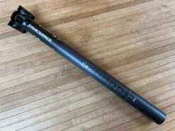 Race Face Next Sattelstütze 30,9mm / 400mm Black Carbon -Reverse Verkäufe IMG 7659 f3502ebc a913 4a26 93f0 7a18a567fe73