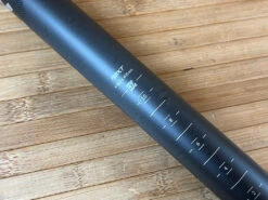 Race Face Next Sattelstütze 30,9mm / 400mm Black Carbon -Reverse Verkäufe IMG 7660 579d3c5c 5cc9 4069 b9e6 d182b701005d