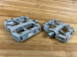 Reverse Components E-Escape Plattformpedale / Pedale Grau -Reverse Verkäufe IMG 7952 f7c77950 b27b 402e 8648 bf166c2a7e72