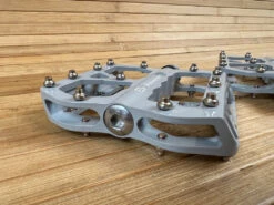 Reverse Components E-Escape Plattformpedale / Pedale Grau -Reverse Verkäufe IMG 7953 2300cfc7 087a 46d2 919f 06641bf3b7a6