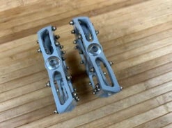 Reverse Components E-Escape Plattformpedale / Pedale Grau -Reverse Verkäufe IMG 7955 7b629886 6f7a 4c42 8925 1448a49c515e