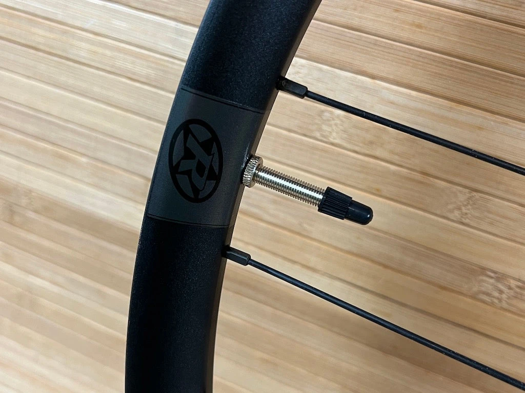 Reverse Black One Hinterrad HR 27,5" Boost 148 X 12mm Schwarz XD 8 Reverse Black One Hinterrad HR 27,5" Boost 148 X 12mm Schwarz XD – Bild 6