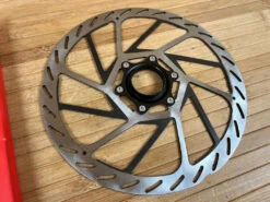 SRAM HS2 Disc / Bremsscheibe 220mm Centerlock 9 SRAM HS2 Disc / Bremsscheibe 220mm Centerlock -Reverse Verkäufe IMG 8044 f8b2ce65 175e 471b 8e35 5cfae40dc511