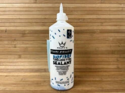 Peaty's Holeshot BioFibre Tubeless Tire Sealant 1L Dichtmilch