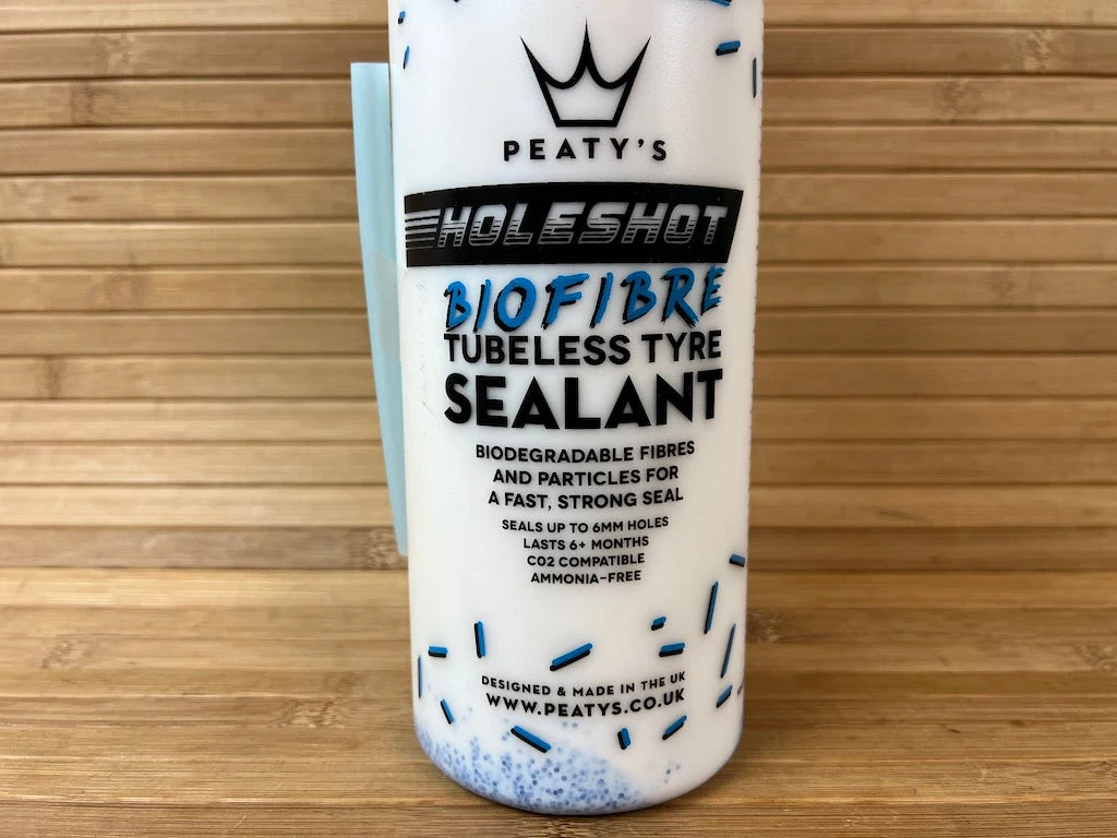 Peaty's Holeshot BioFibre Tubeless Tire Sealant 1L Dichtmilch 4 Peaty's Holeshot BioFibre Tubeless Tire Sealant 1L Dichtmilch – Bild 2