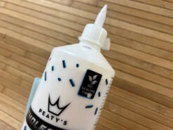 Peaty's Holeshot BioFibre Tubeless Tire Sealant 1L Dichtmilch 12 Peaty's Holeshot BioFibre Tubeless Tire Sealant 1L Dichtmilch -Reverse Verkäufe IMG 8371 0b3f9a43 2284 4865 a9e9 1d8c825c440a