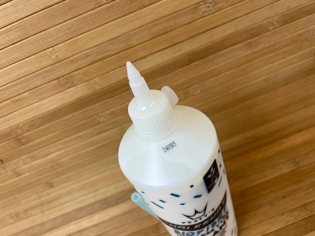 Peaty's Holeshot BioFibre Tubeless Tire Sealant 1L Dichtmilch 8 Peaty's Holeshot BioFibre Tubeless Tire Sealant 1L Dichtmilch – Bild 6