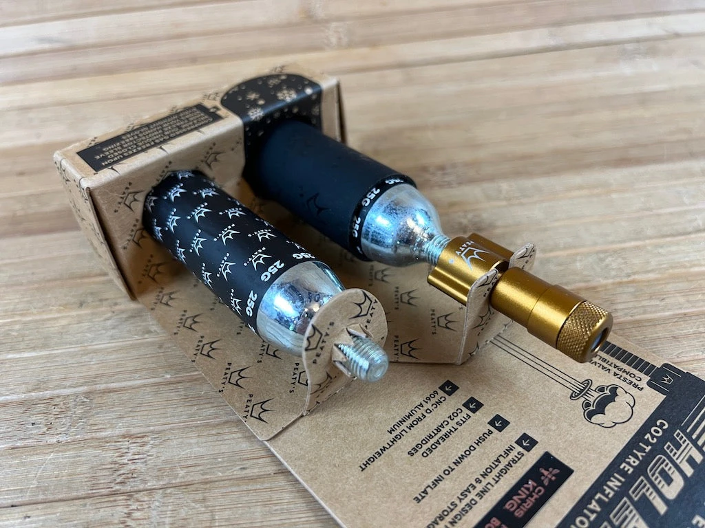 Peaty's Holeshot CO2 Tire Inflator MTB 25g Bourbon 4 Peaty's Holeshot CO2 Tire Inflator MTB 25g Bourbon – Bild 2